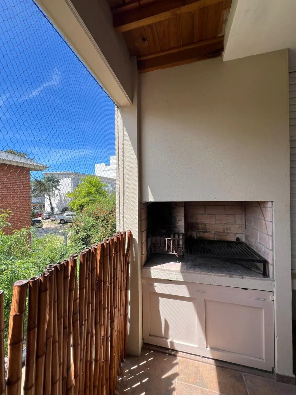 Balcón con parrilla propia y vista a la arboleda
